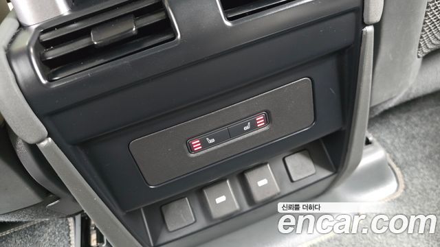 Land Rover Defender (L663) 110 D250 SE 2023 — фото 18