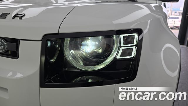 Land Rover Defender (L663) 110 D250 SE 2023 — фото 22