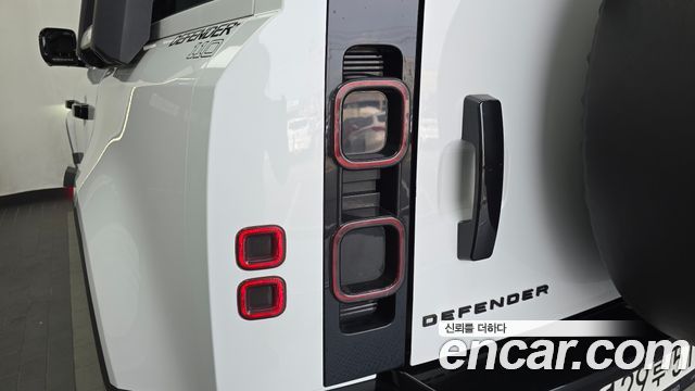 Land Rover Defender (L663) 110 D250 SE 2023 — фото 23