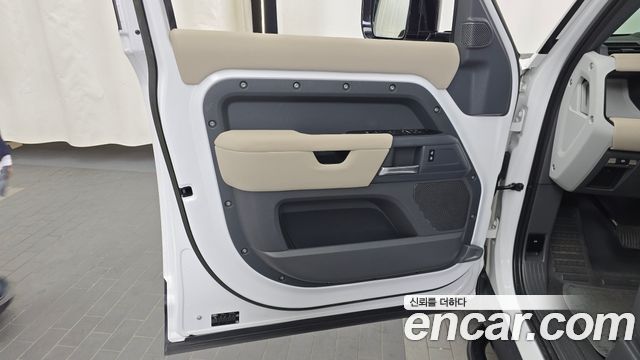 Land Rover Defender (L663) 110 D250 SE 2023 — фото 24