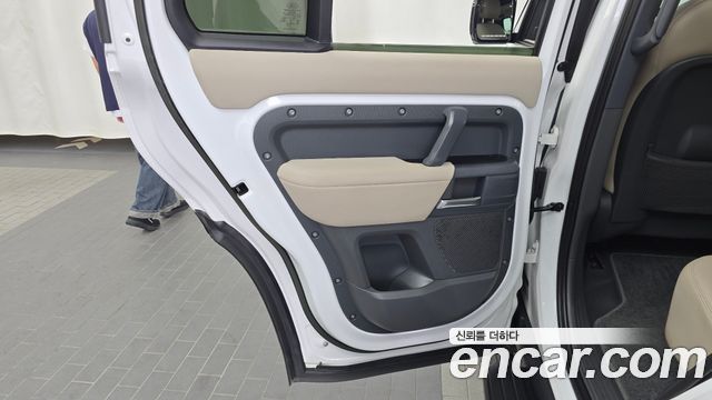 Land Rover Defender (L663) 110 D250 SE 2023 — фото 25