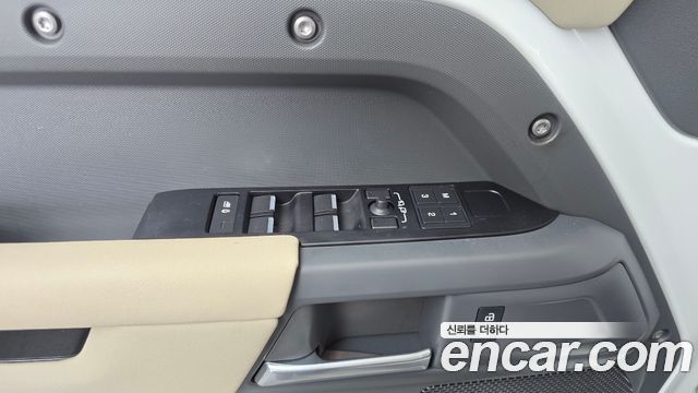 Land Rover Defender (L663) 110 D250 SE 2023 — фото 29