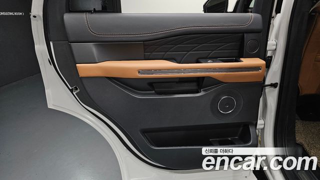 Ford Expedition Platinum 4WD 7Seater 2023 — фото 25