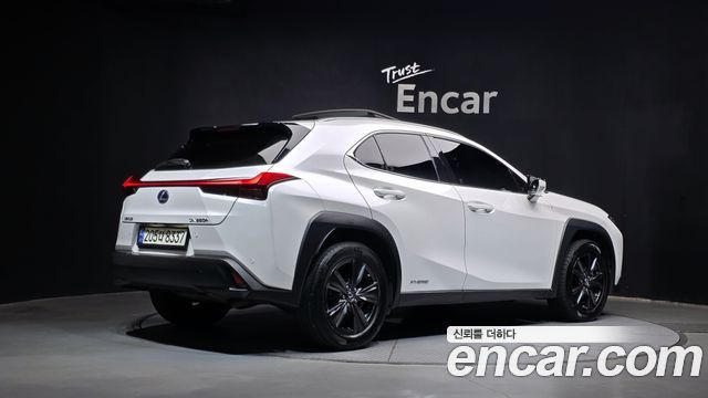 Lexus UX250h 2.0 2WD 2021 — фото 2