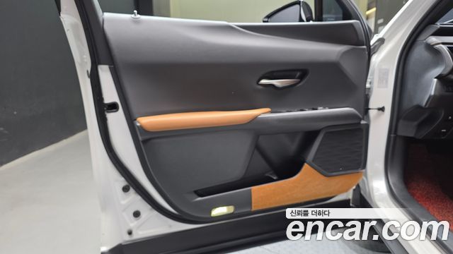 Lexus UX250h 2.0 2WD 2021 — фото 24
