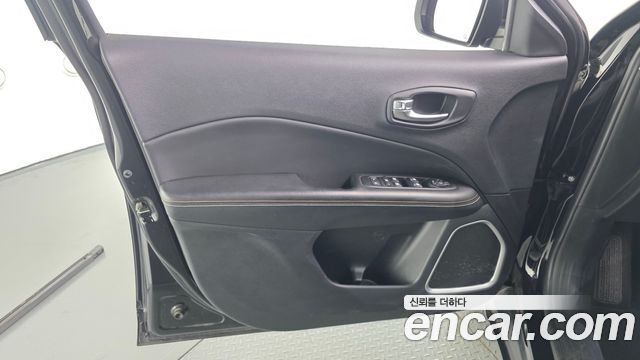 Jeep Compass (II) 2.4 Longitude AWD 2019 — фото 24