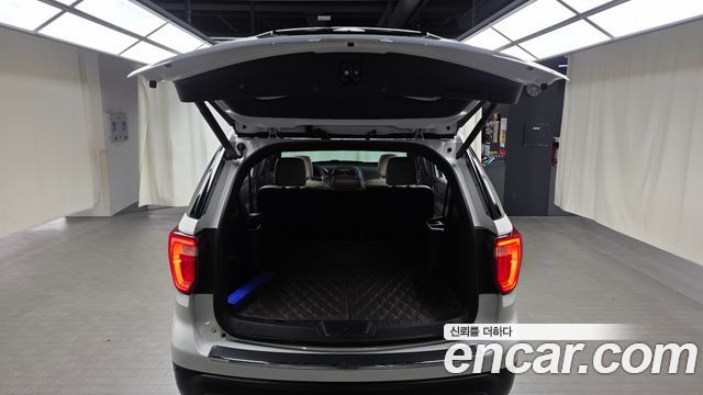 Ford Explorer 2.3 Limited 4WD 5th 2019 — фото 17