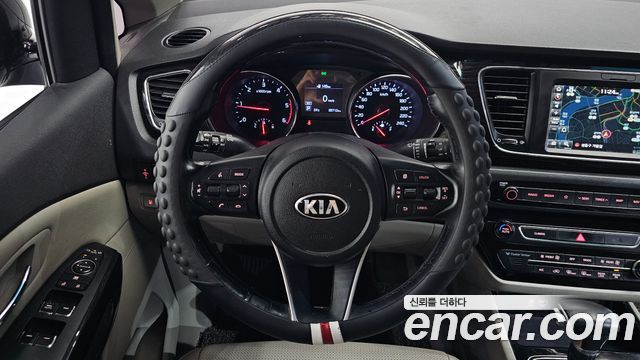 Kia Carnival 9-Seater Prstige 2020 — фото 13