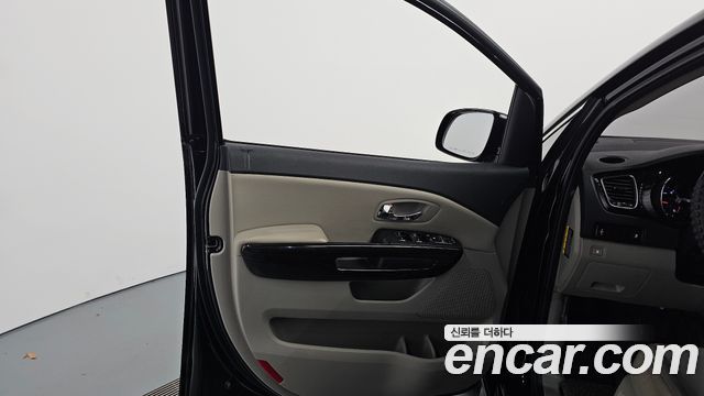 Kia Carnival 9-Seater Prstige 2020 — фото 24