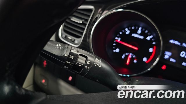 Kia Carnival 9-Seater Prstige 2020 — фото 28