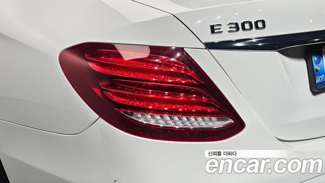 Mercedes-Benz E-Class (W213) E300 4MATIC Exclusive 2018 — фото 23