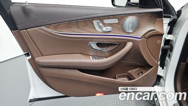 Mercedes-Benz E-Class (W213) E300 4MATIC Exclusive 2018 — фото 24
