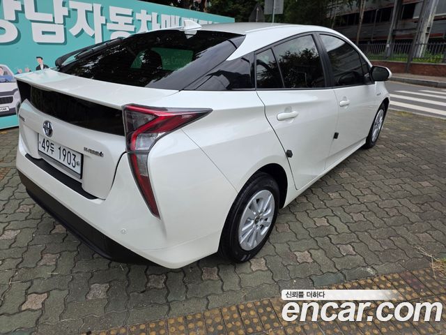 Toyota Prius (IV) 1.8 E 2018 — фото 3