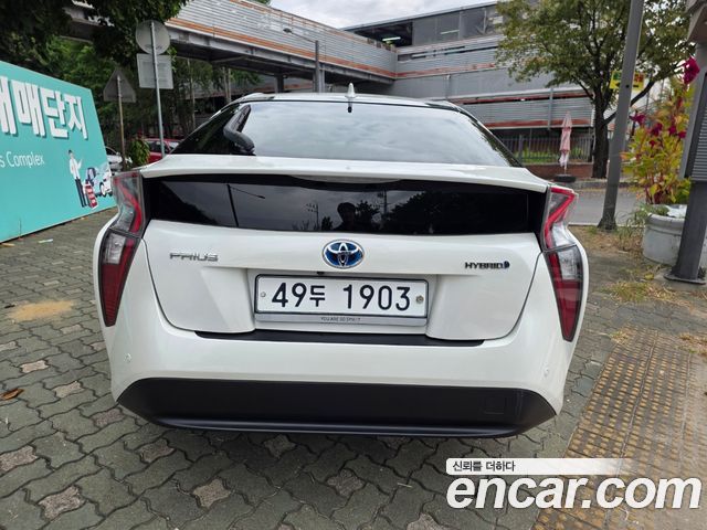 Toyota Prius (IV) 1.8 E 2018 — фото 4