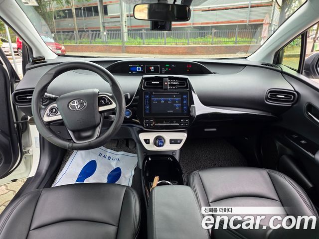 Toyota Prius (IV) 1.8 E 2018 — фото 8