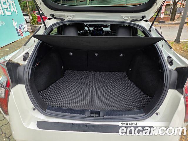 Toyota Prius (IV) 1.8 E 2018 — фото 11