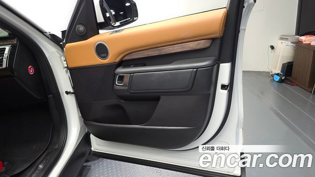 Land Rover Discovery 5 3.0 TD6 HSE Luxury 2018 — фото 24