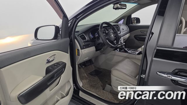 Kia Carnival 9-Seater Luxury 2019 — фото 10