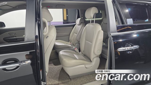 Kia Carnival 9-Seater Luxury 2019 — фото 11