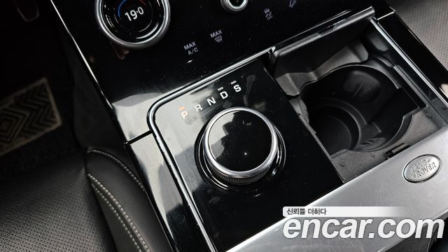 Land Rover Range Rover Velar 3.0 D300 R-Dynamic SE 2019 — фото 9