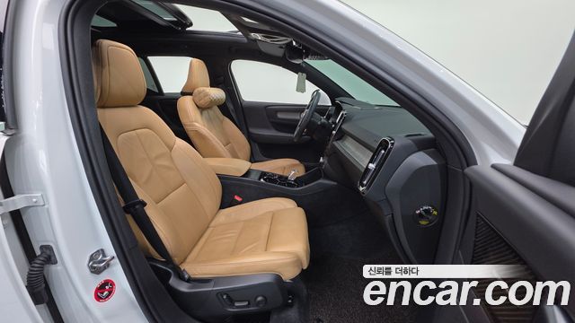 Volvo XC40 B4 Inscription 2021 — фото 10