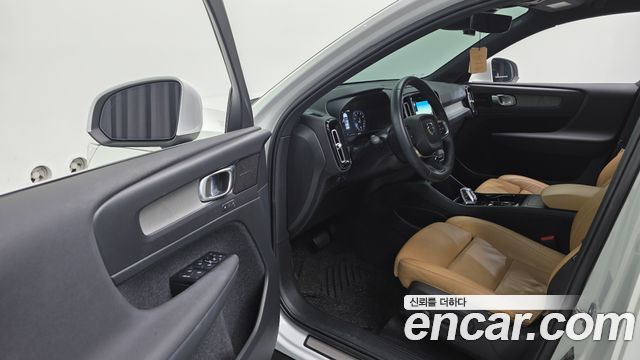 Volvo XC40 B4 Inscription 2021 — фото 12