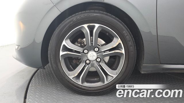 Peugeot 208 1.6 e-HDi Feline 5Door 2014 — фото 5