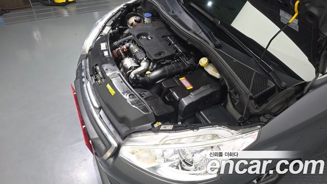 Peugeot 208 1.6 e-HDi Feline 5Door 2014 — фото 6