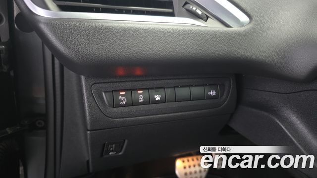 Peugeot 208 1.6 e-HDi Feline 5Door 2014 — фото 21