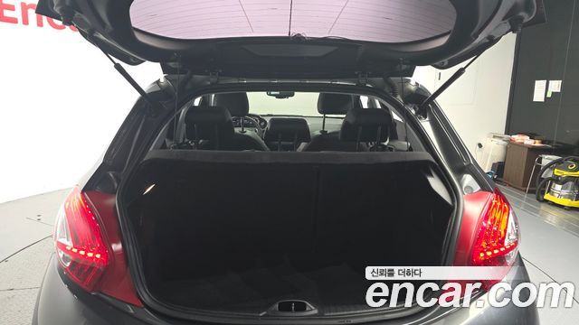 Peugeot 208 1.6 e-HDi Feline 5Door 2014 — фото 24