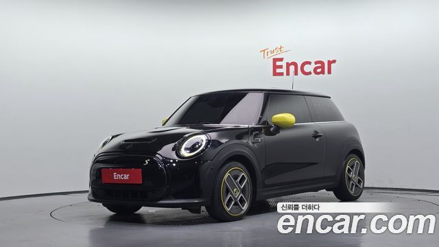 MINI Cooper Electric SE Electric 3rd 2022 — фото 1
