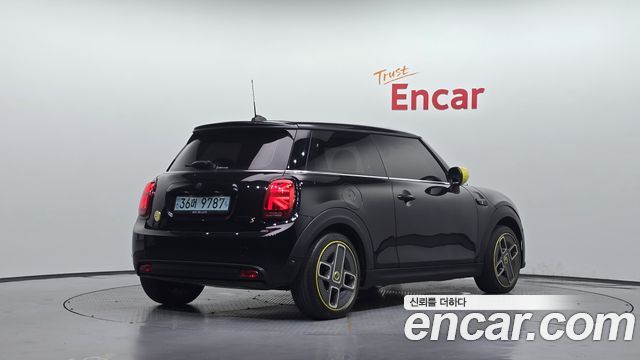 MINI Cooper Electric SE Electric 3rd 2022 — фото 2