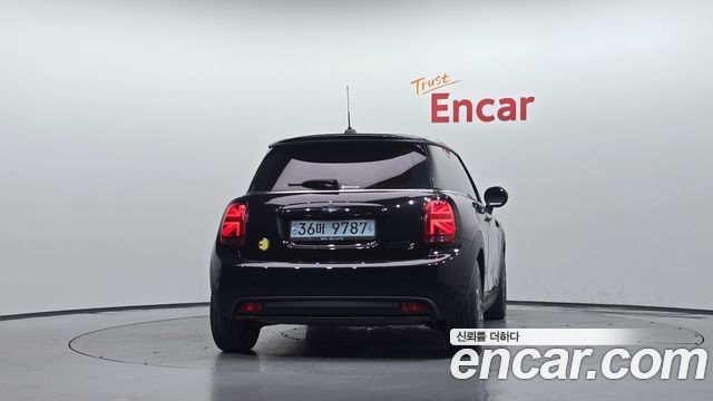 MINI Cooper Electric SE Electric 3rd 2022 — фото 4