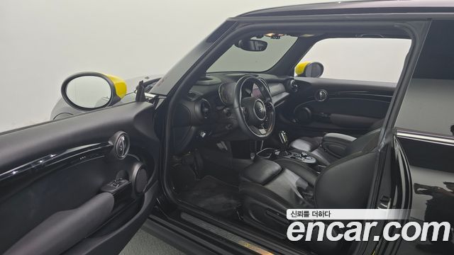 MINI Cooper Electric SE Electric 3rd 2022 — фото 10