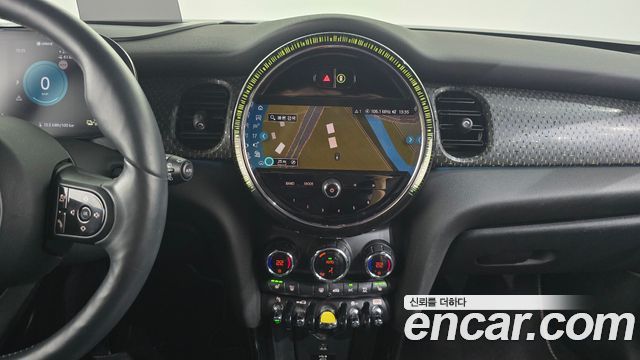MINI Cooper Electric SE Electric 3rd 2022 — фото 13