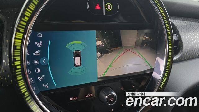 MINI Cooper Electric SE Electric 3rd 2022 — фото 14