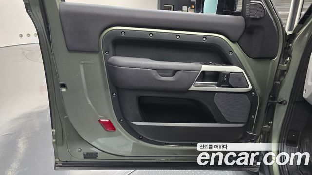 Land Rover Defender (L663) 90 D250 SE 2022 — фото 25