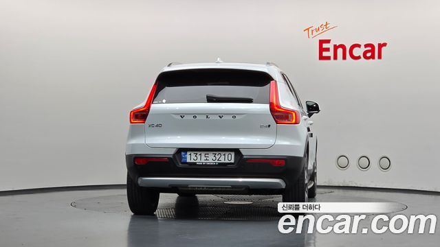 Volvo XC40 B4 Ultimate Bright 2023 — фото 4