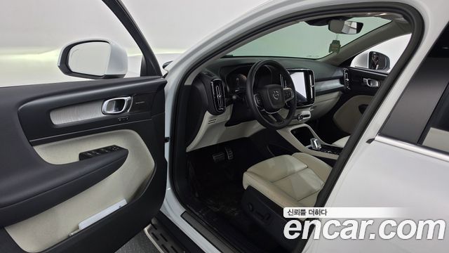 Volvo XC40 B4 Ultimate Bright 2023 — фото 10
