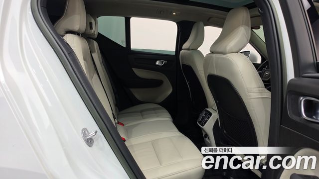 Volvo XC40 B4 Ultimate Bright 2023 — фото 11
