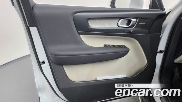 Volvo XC40 B4 Ultimate Bright 2023 — фото 24