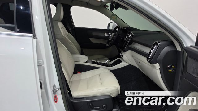 Volvo XC40 B4 Ultimate Bright 2023 — фото 26