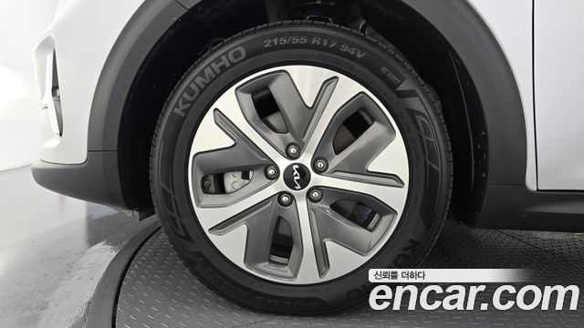 Kia Niro Plus Air 2022 — фото 5