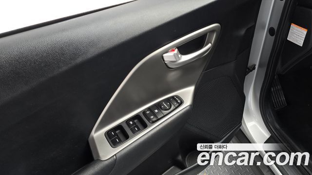 Kia Niro Plus Air 2022 — фото 17