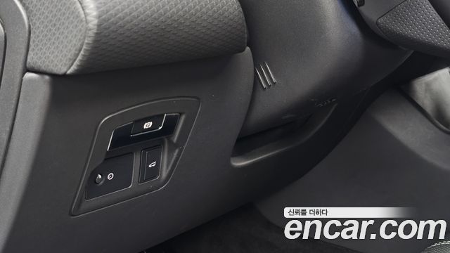 Land Rover Range Rover Velar 3.0 D300 R-Dynamic SE 2019 — фото 19