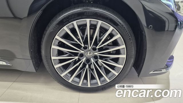 Lexus LS500h (V) 3.5 Luxury AWD 2024 — фото 5