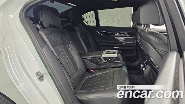 BMW 7 Series (G11) 730d xDrive M Sport 2017 — фото 11