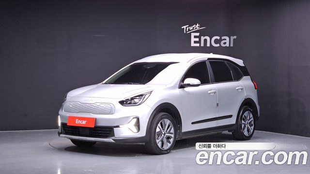 Kia Niro Plus Air 2023 — фото 1