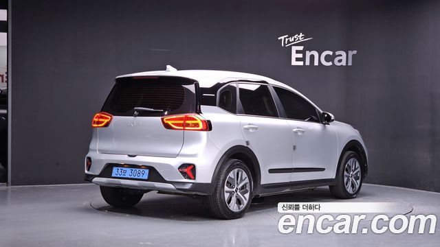 Kia Niro Plus Air 2023 — фото 2