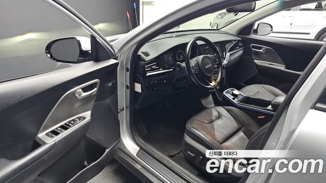 Kia Niro Plus Air 2023 — фото 10